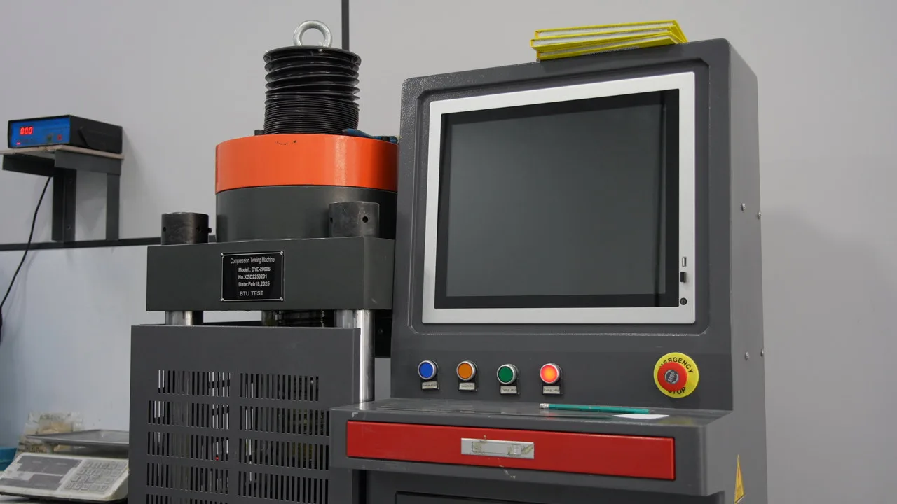 Zavod laboratoriyasidagi press-mashina